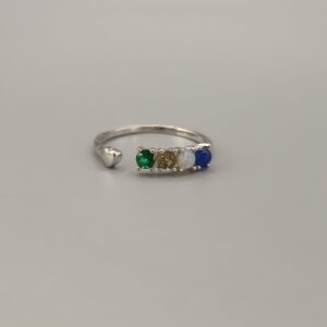 Anillo abierto con cuatro circonitas en un extremo y un corazón liso en el otro.