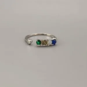 Anillo abierto con cuatro circonitas en un extremo y un corazón liso en el otro.