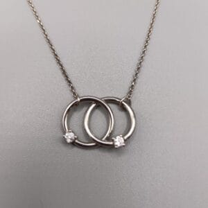 Colgante con dos aros con circonita en plata de ley