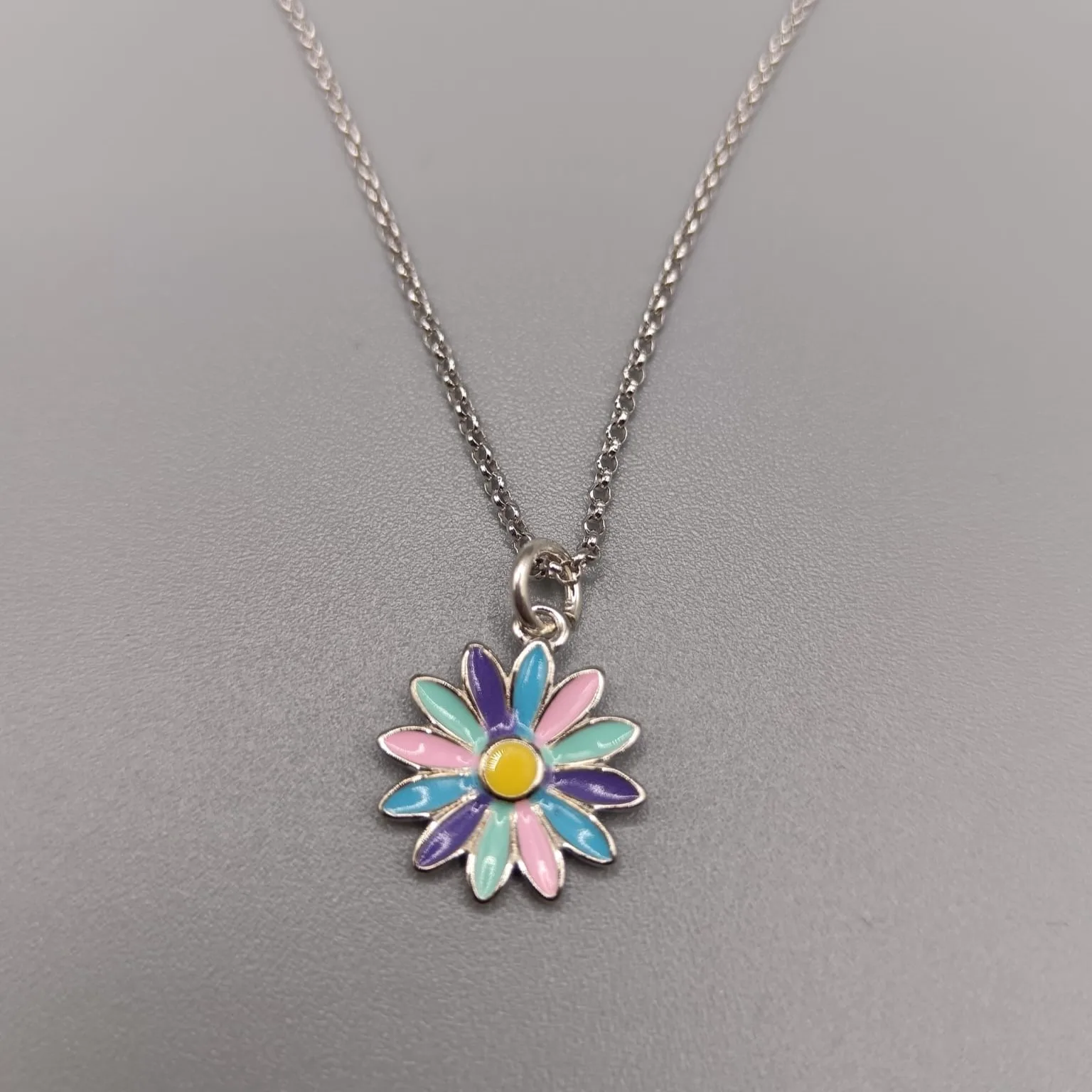 Colgante de flor de color en plata de ley