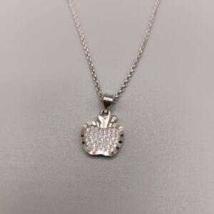 Colgante en forma de manzana con circonitas en plata de ley