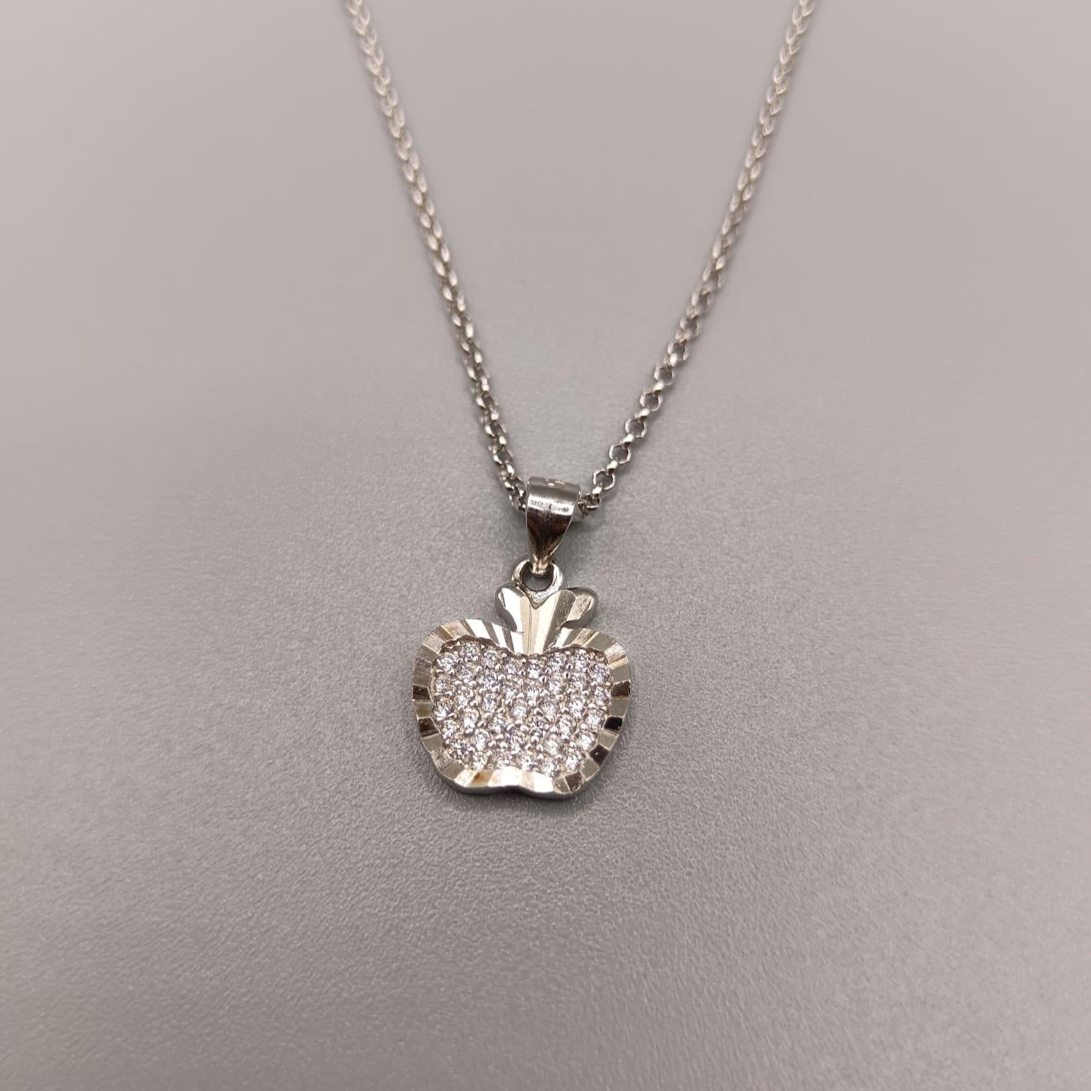 Colgante en forma de manzana con circonitas en plata de ley