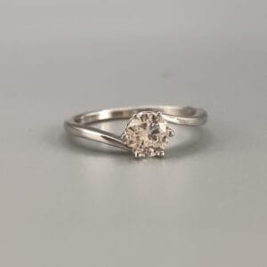 Anillo con circonita ubica de 6mm.