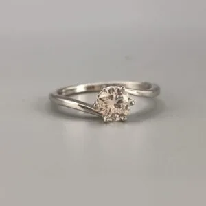 Anillo con circonita ubica de 6mm.