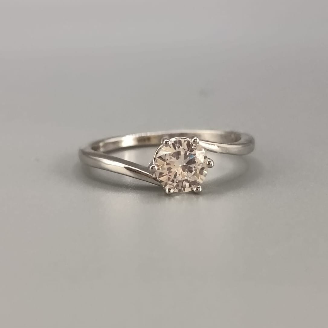 Anillo con circonita ubica de 6mm.