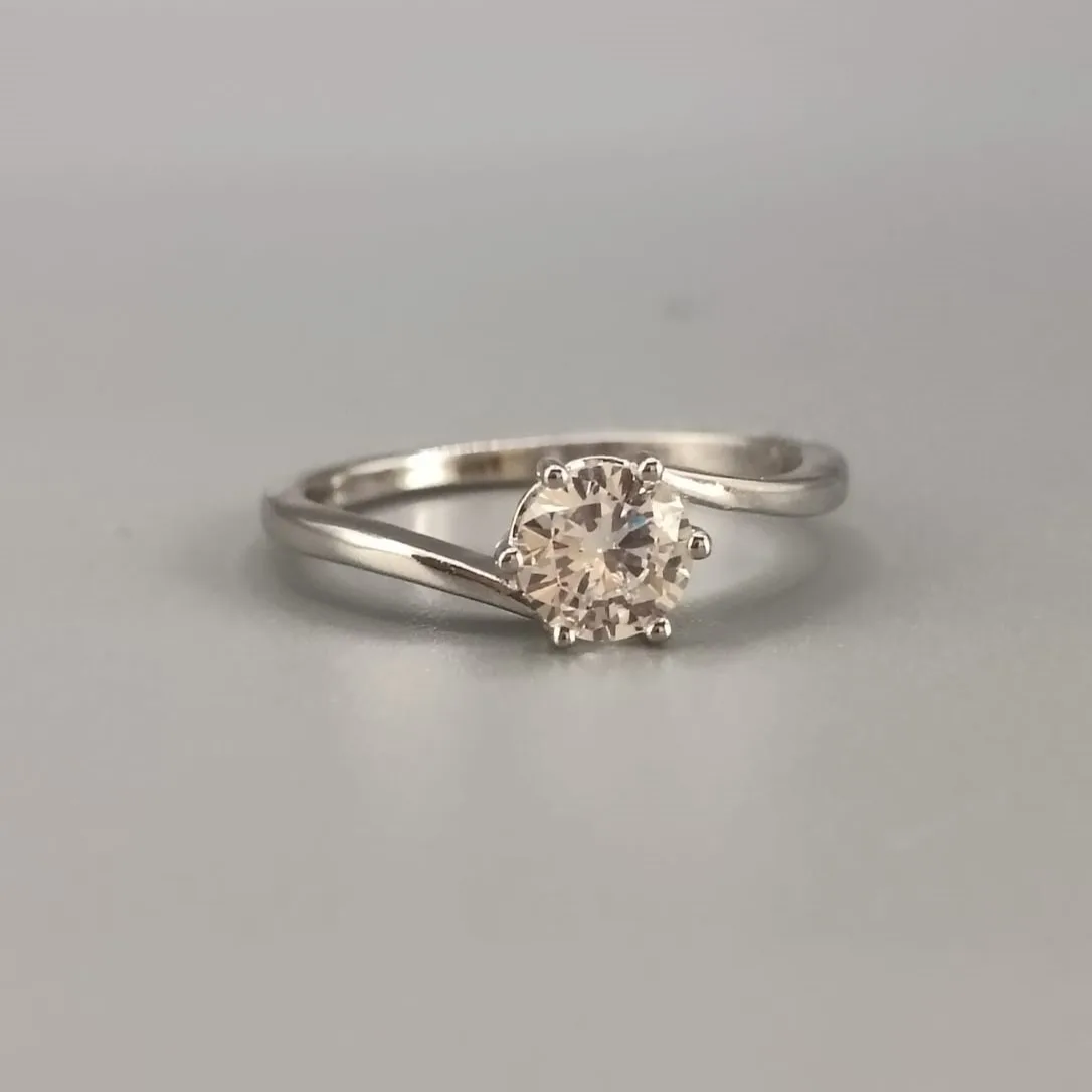 Anillo con circonita ubica de 6mm.