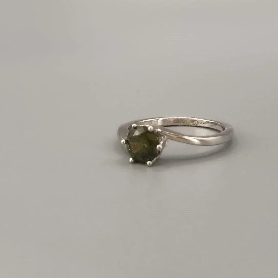 Anillo con circonita ubica de 6mm.