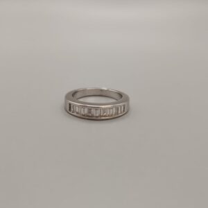 Anillo con circonitas acabado en rodio