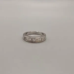 Anillo con circonitas acabado en rodio
