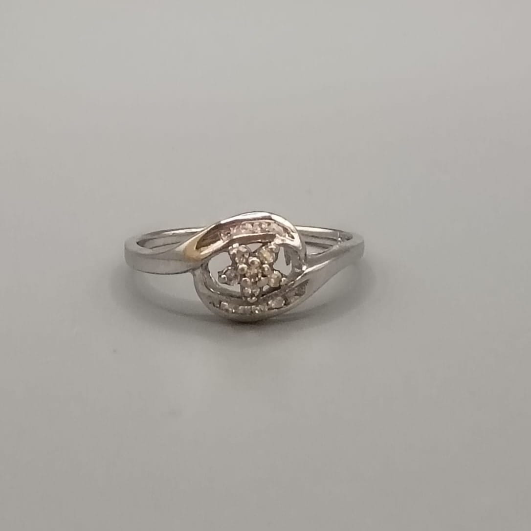 Anillo con piedras circonitas y bañada en rodio
