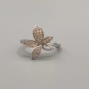 Anillo con circonitas acabado en rodio con hoja