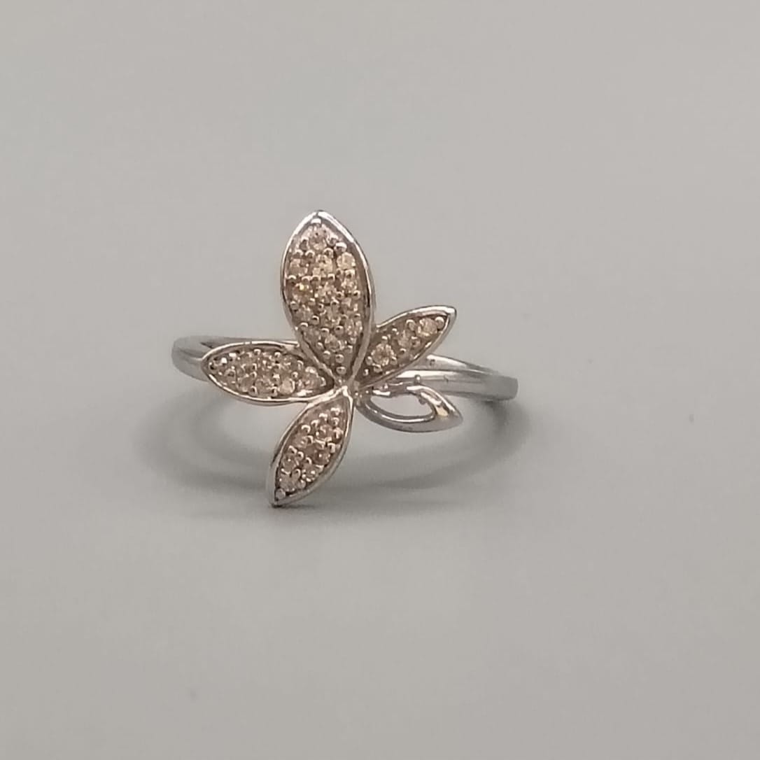 Anillo con circonitas acabado en rodio con hoja