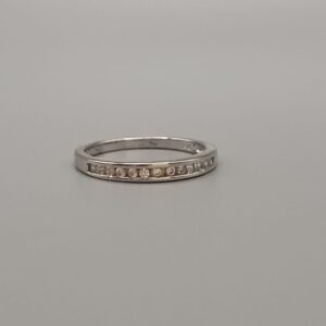 Anillo elegante con circonitas acabado en rodio