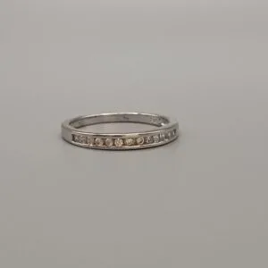 Anillo elegante con circonitas acabado en rodio