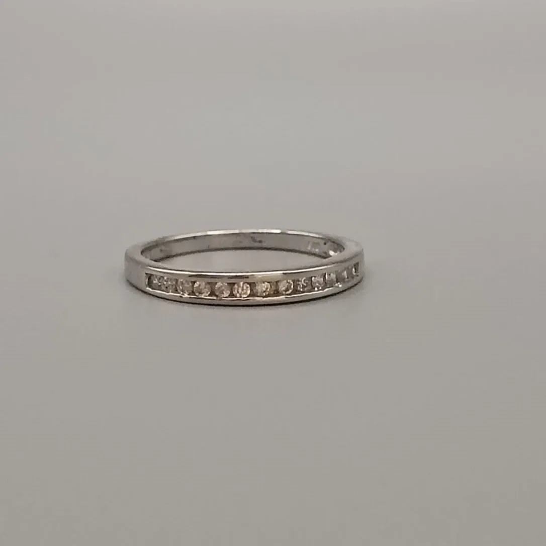 Anillo elegante con circonitas acabado en rodio