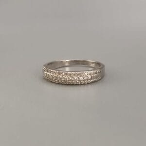 Anillo elegante con circonitas acabado en rodio