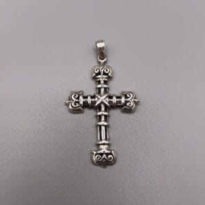 Colgante de plata de ley en forma de cruz