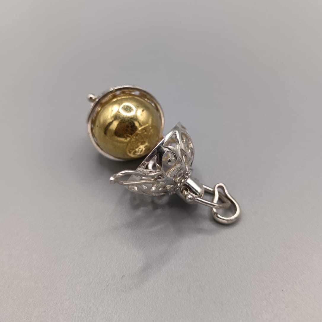 Llamador de ángel con bola dorada, abierto.