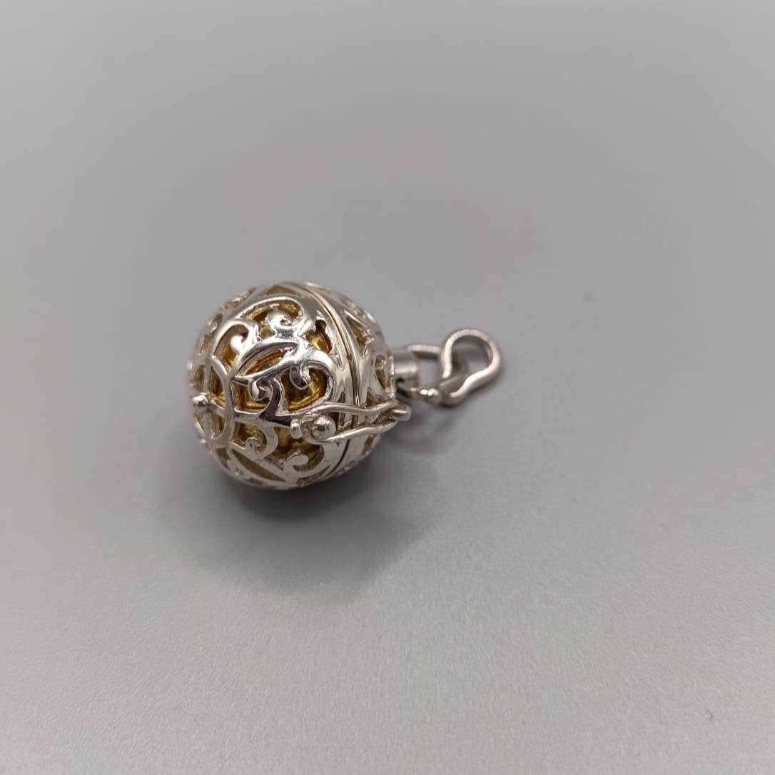 Llamador de ángel con bola dorada