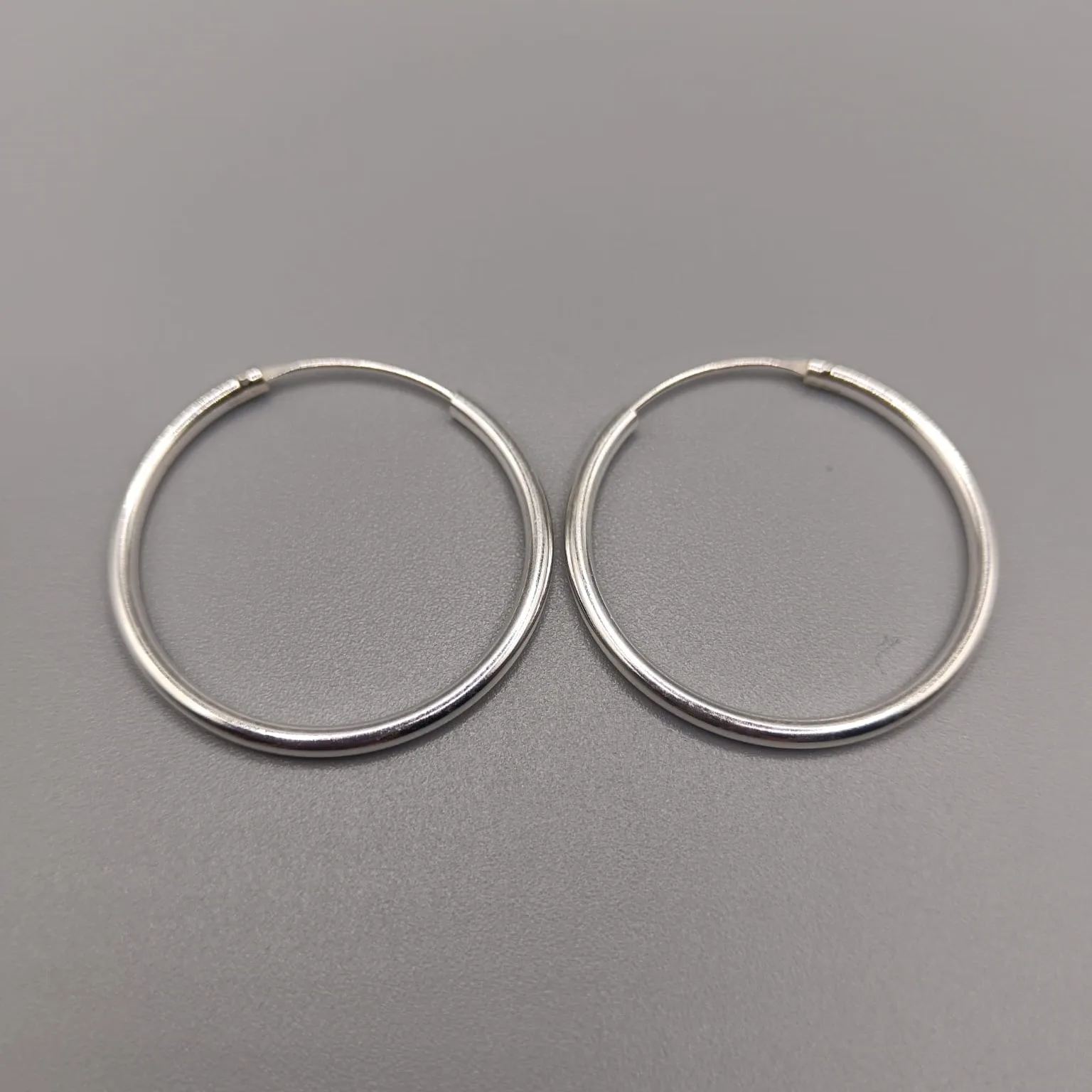 Pendiente de plata de ley de aros acabado liso pulido