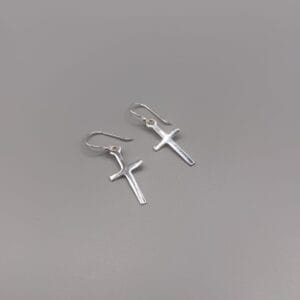 Pendientes de plata de ley, cruz acabada lisa pulida montado con palillo hippy