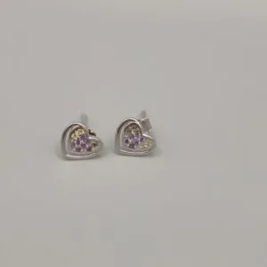 Pendientes de plata de ley en forma de corazón calado y montado con circonitas de colores engastadas
