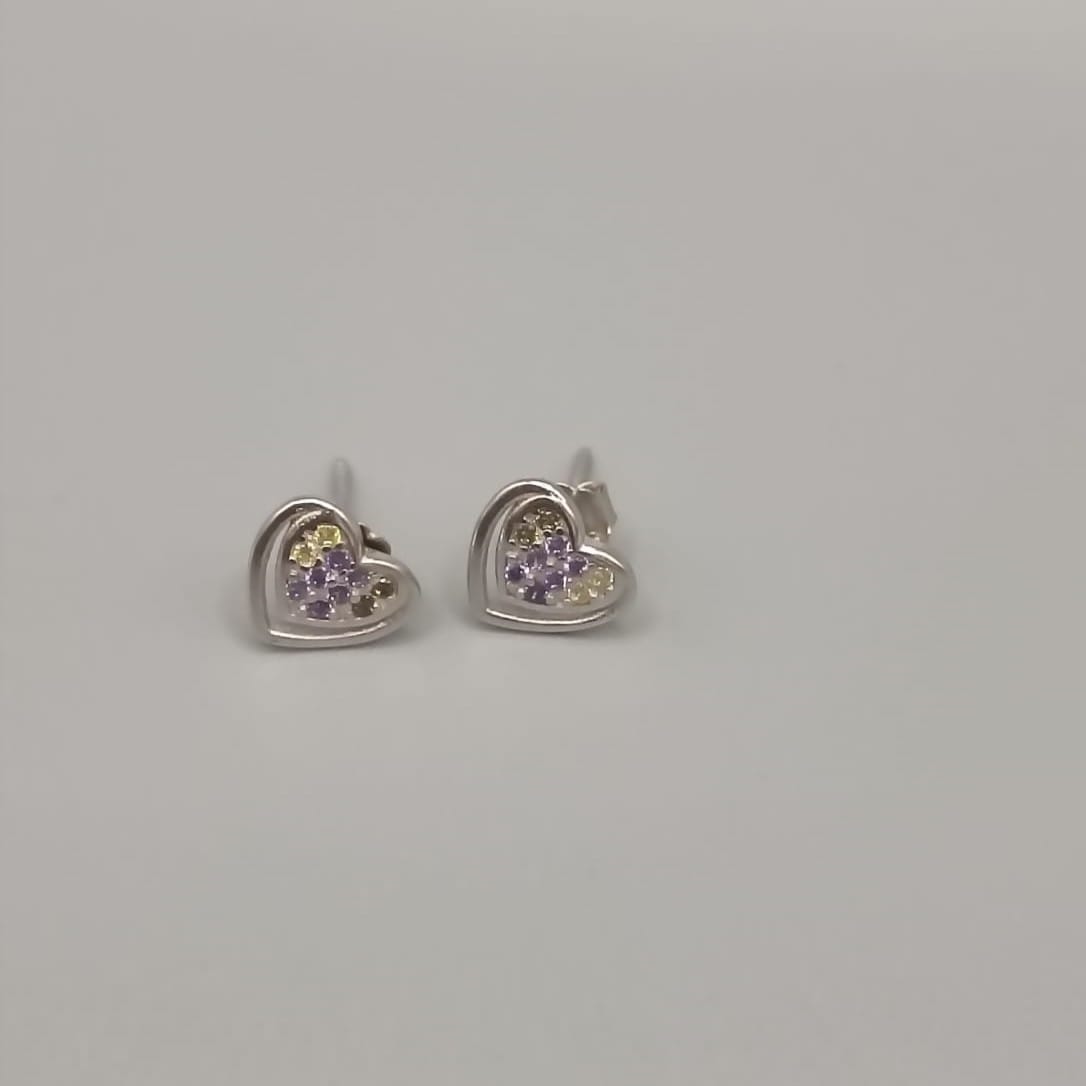 Pendientes de plata de ley en forma de corazón calado y montado con circonitas de colores engastadas