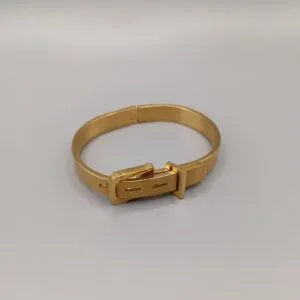 Brazalete con diseño cinturon