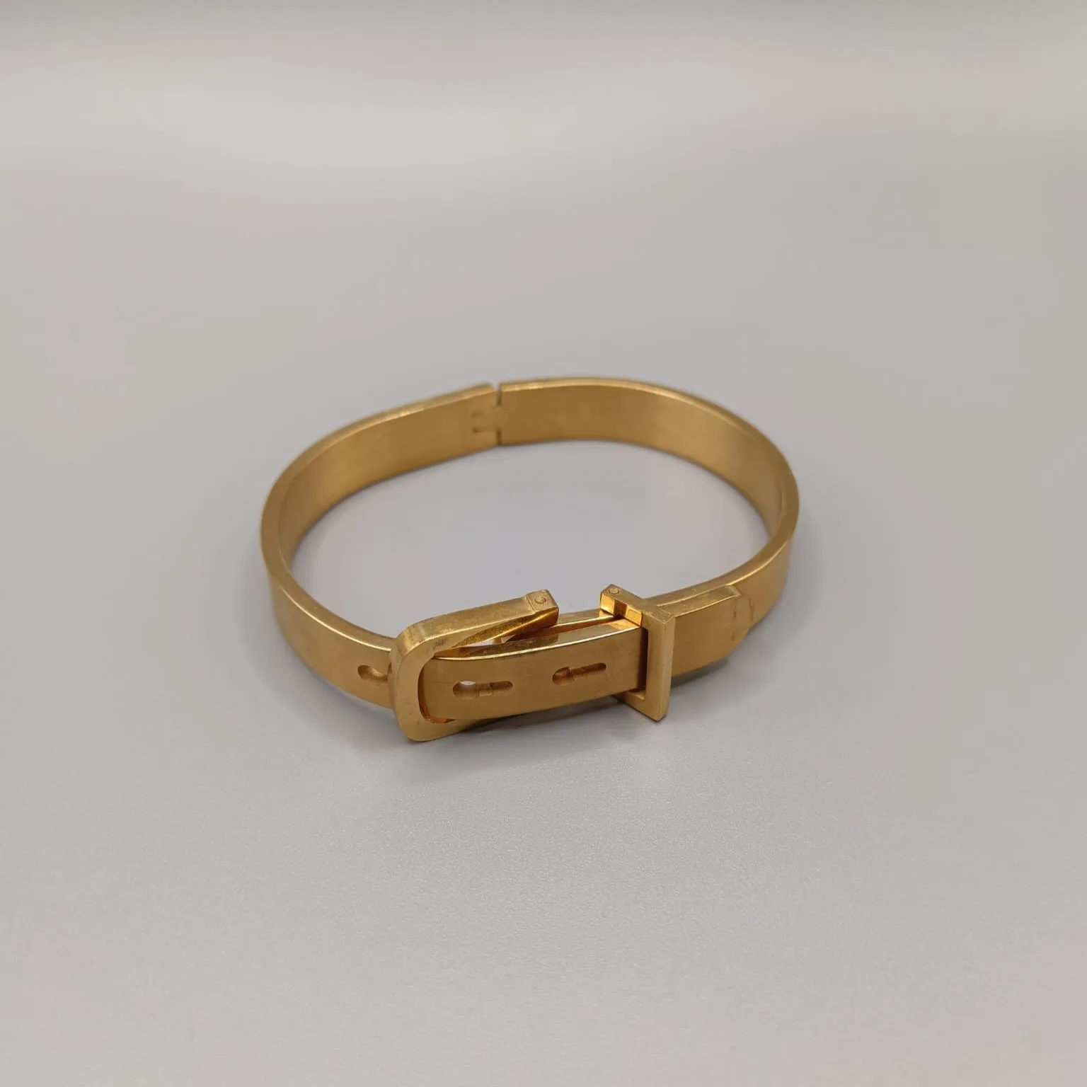 Brazalete con diseño cinturon