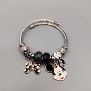 Brazalete rigida con charm de estilo juvenil de mikey en negro y color plata
