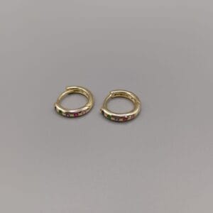 Pendientes de plata de ley, aros montados con circonitas de colores y cierre bisagra con clic