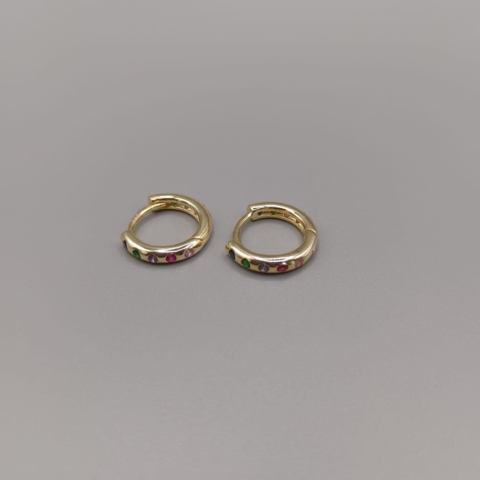 Pendientes de plata de ley, aros montados con circonitas de colores y cierre bisagra con clic