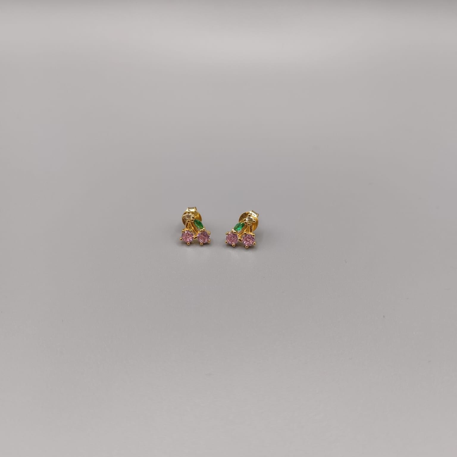 Pendientes de plata de ley diseño ramillete, montados con dos circonitas rosas y una verde esmeralda