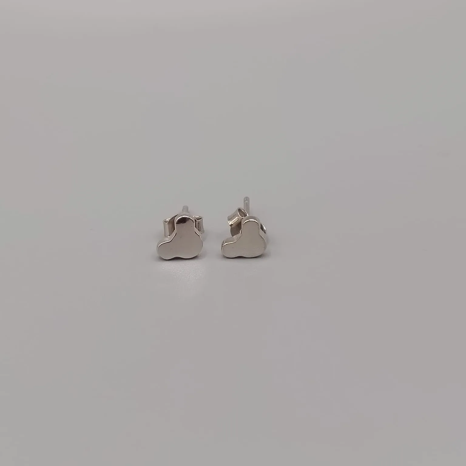 Pendientes diseño cara de osito, montados con palillo y presion mariposa