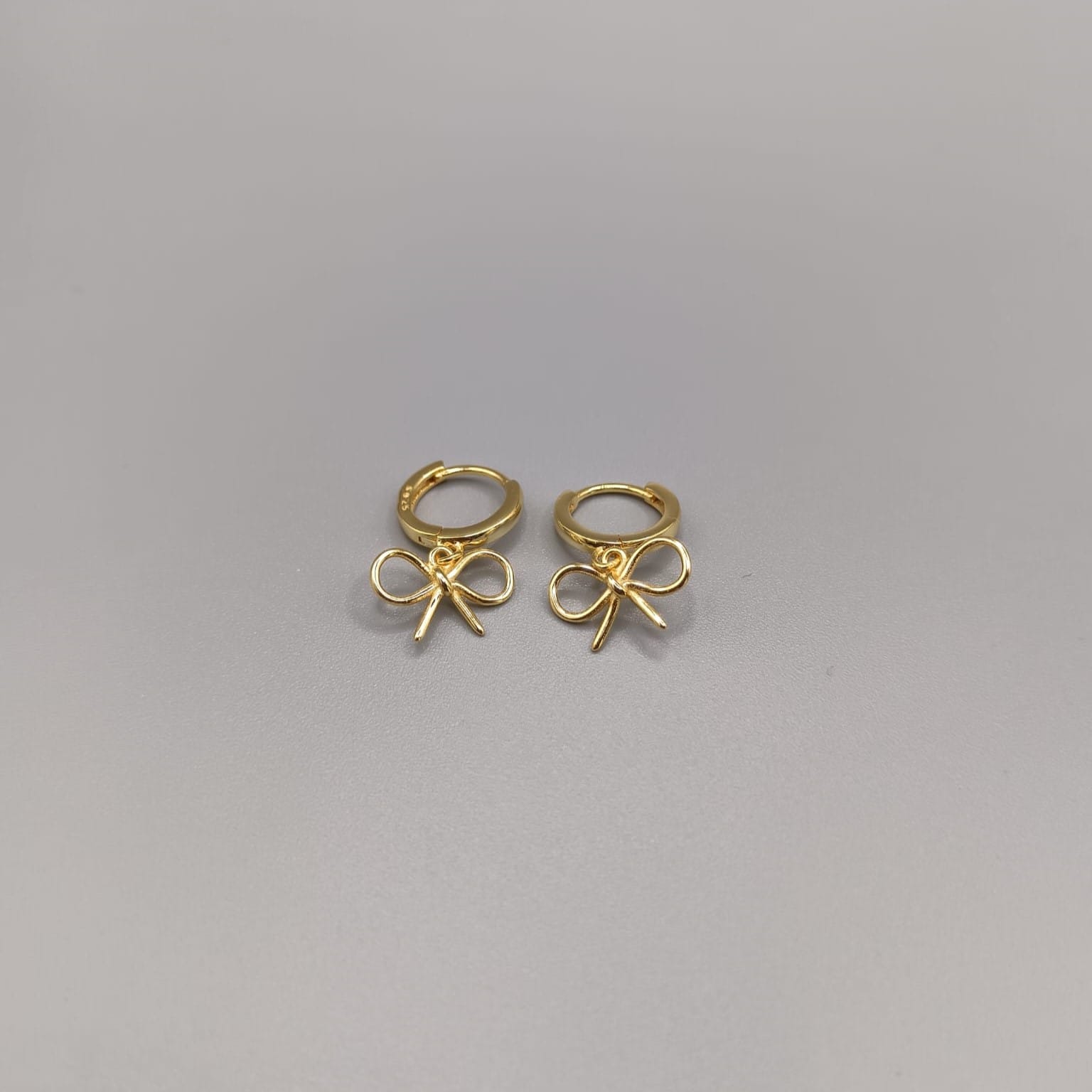 Pendientes en plata de ley con aros con lazos y articulados,