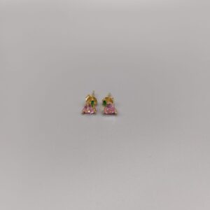 Pendientes en plata de ley montados con dos circonitas en forma de corazon color rosa y en forma de hoja color verde esmeralda