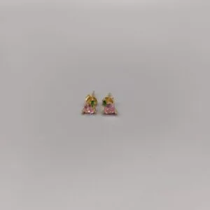 Pendientes en plata de ley montados con dos circonitas en forma de corazon color rosa y en forma de hoja color verde esmeralda