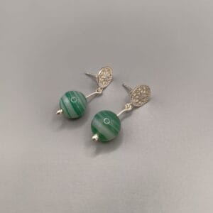 Pendientes en plata de ley montados con un roseton calado, palillo articulado y agata natural color verde