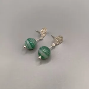 Pendientes en plata de ley montados con un roseton calado, palillo articulado y agata natural color verde