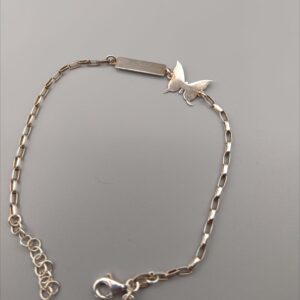 pulsera de plata con mariposa y plaquita