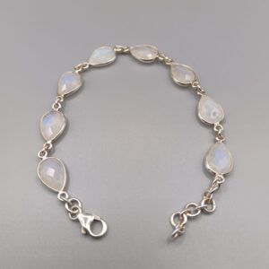 pulsera de plata con piedra luna